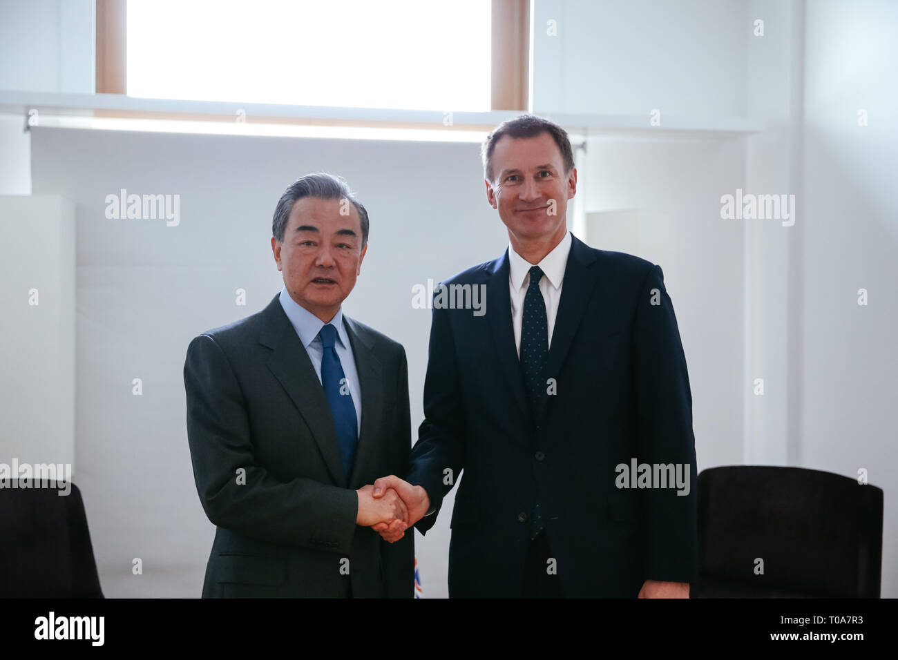 Bruxelles, Belgio. Xviii Mar, 2019. Cinese il consigliere di Stato e Ministro degli Esteri Wang Yi (L) si riunisce con il Segretario degli esteri britannico Jeremy Hunt a margine del nono round della Cina-UE ad alto livello del dialogo strategico a Bruxelles, Belgio, Marzo 18, 2019. Credito: Zhang Cheng/Xinhua/Alamy Live News Foto Stock