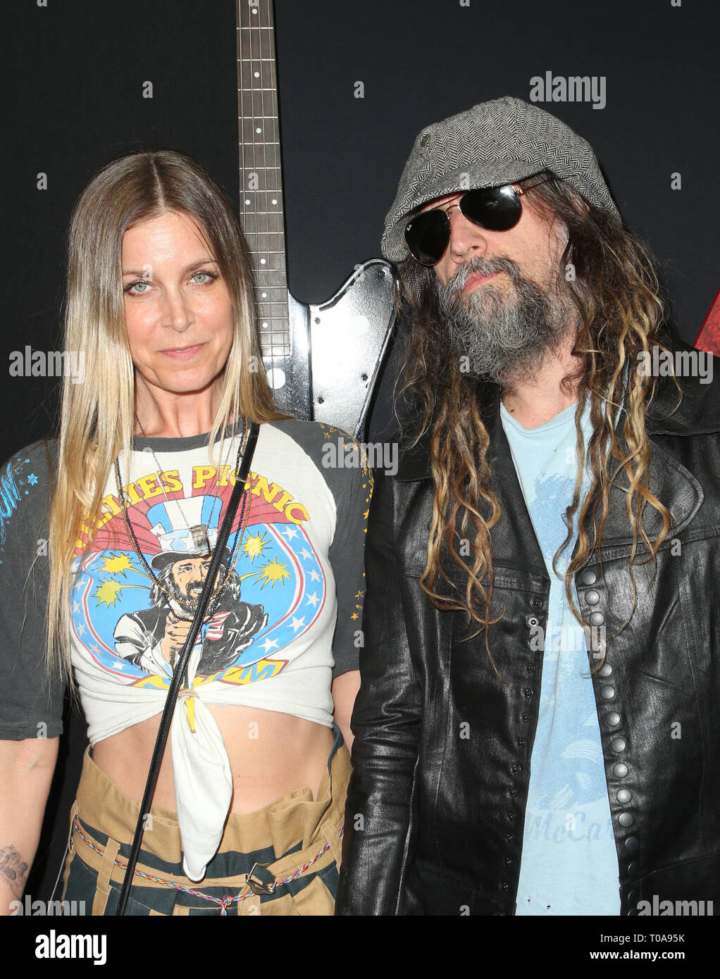 Los Angeles, Ca, Stati Uniti d'America. Xviii Mar, 2019. Sheri Moon Zombie, Rob Zombie, a Netflix premiere di sporcizia al ArcLight Hollywood a Los Angeles, la California il 18 marzo 2019. Credito: Faye Sadou/media/punzone Alamy Live News Foto Stock