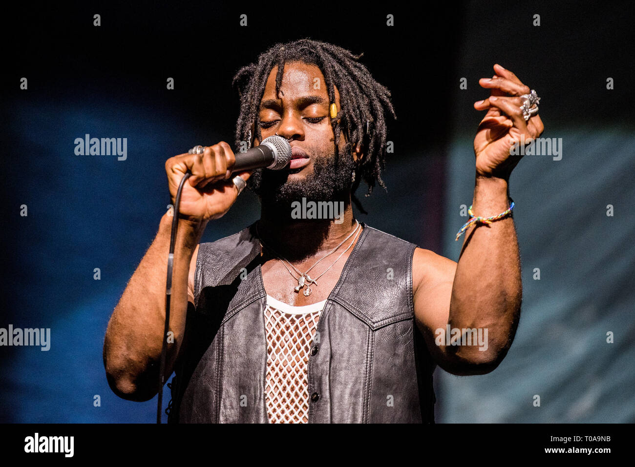 Torino, Italia. 19 mar 2019. Kayus Bankole, cantante della band scozzese giovani padri, esecuzione dal vivo sul palco a Torino nella Pala Alpitour, apertura di 'alta come speranza " tour di Firenze e la macchina Credito: Alessandro Bosio Credito: Alessandro Bosio/Alamy Live News Foto Stock