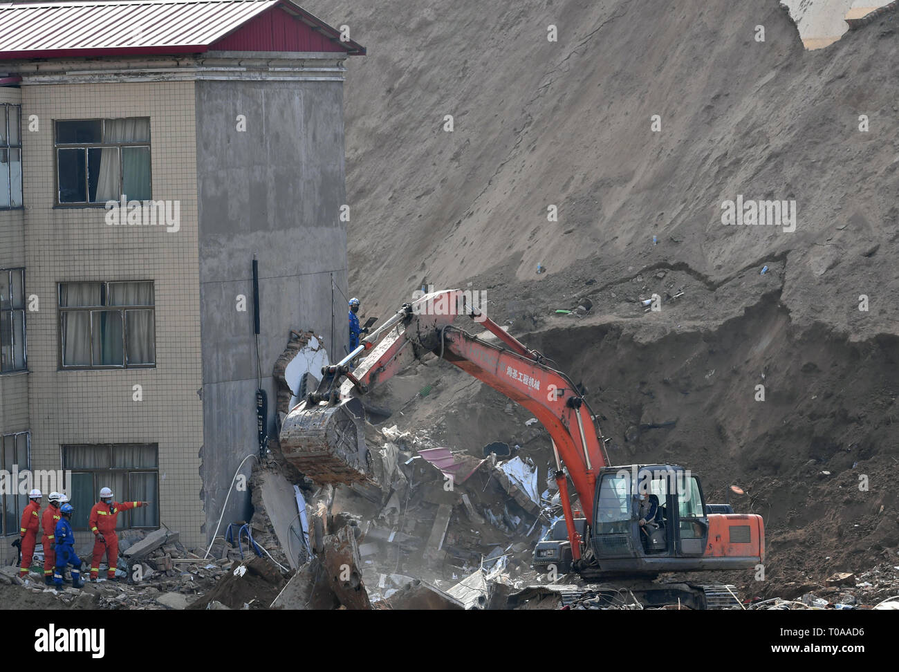 Xiangning cinese nella provincia di Shanxi. Xix Mar, 2019. Il lavoro dei soccorritori sul sito della frana nel Zaoling township di Xiangning County, Linfen City, nel nord della Cina di nella provincia di Shanxi, il 19 marzo 2019. Una casa crollo innescato da una frana nel nord della Cina nella provincia dello Shanxi venerdì scorso ha causato 15 morti e un ulteriore cinque mancanti, le autorità locali ha detto martedì. Credito: Cao Yang/Xinhua/Alamy Live News Foto Stock