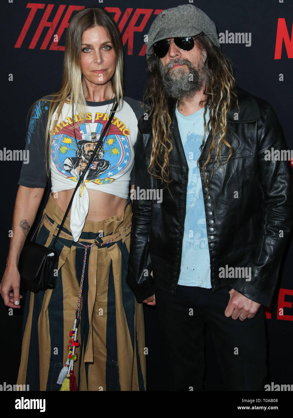 Hollywood, Stati Uniti. Xviii Mar, 2019. HOLLYWOOD, Los Angeles, CA, Stati Uniti d'America - 18 Marzo: Sheri Moon Zombie e marito/musicista Rob Zombie arrivare presso il Los Angeles Premiere di Netflix "sporco" tenutasi presso ArcLight cinema Hollywood di Marzo 18, 2019 a Hollywood e Los Angeles, California, Stati Uniti. (Foto di Xavier COLLIN/Image Press Agency) Credito: Image Press Agency/Alamy Live News Foto Stock