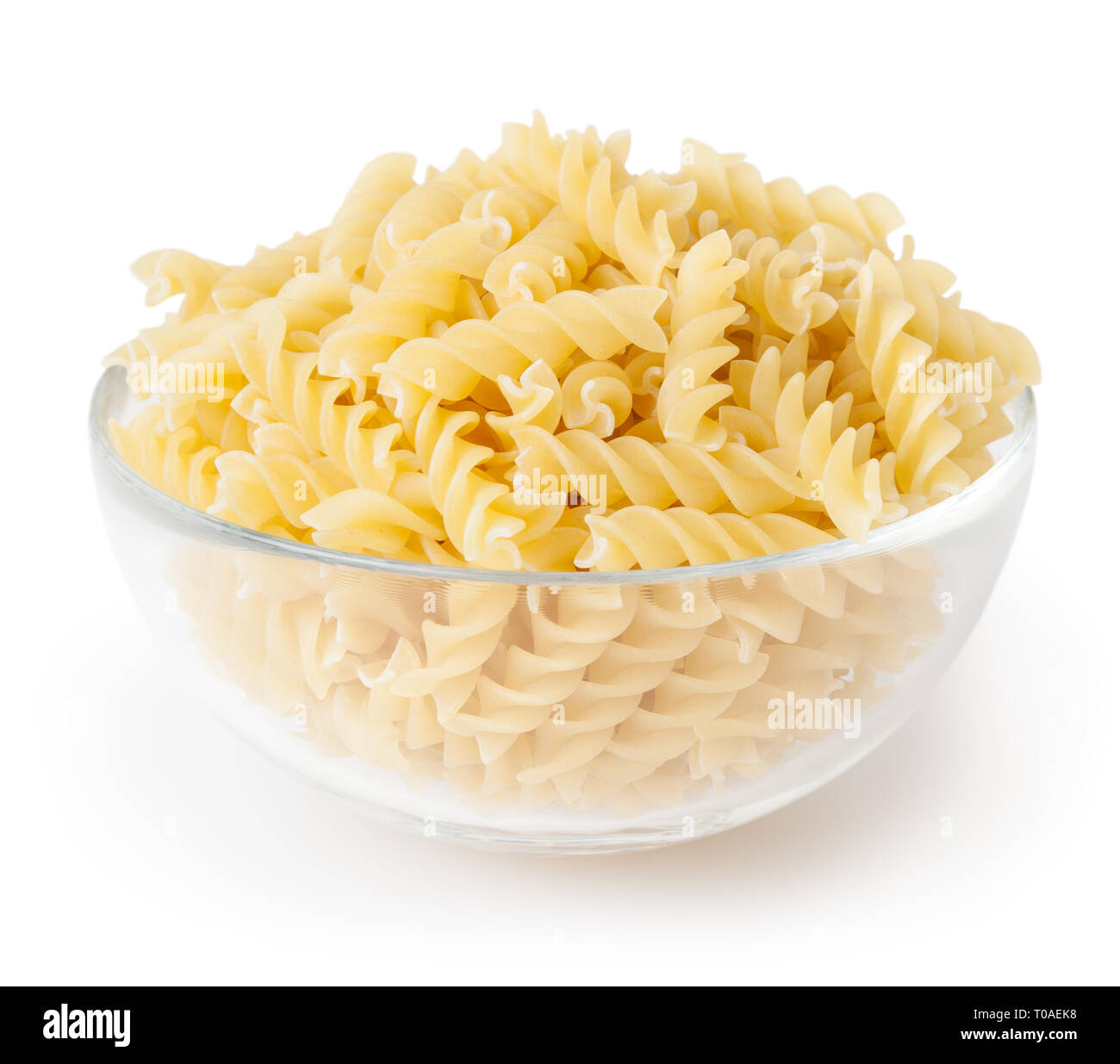 Fusilli nel recipiente isolato su sfondo bianco con tracciato di ritaglio Foto Stock