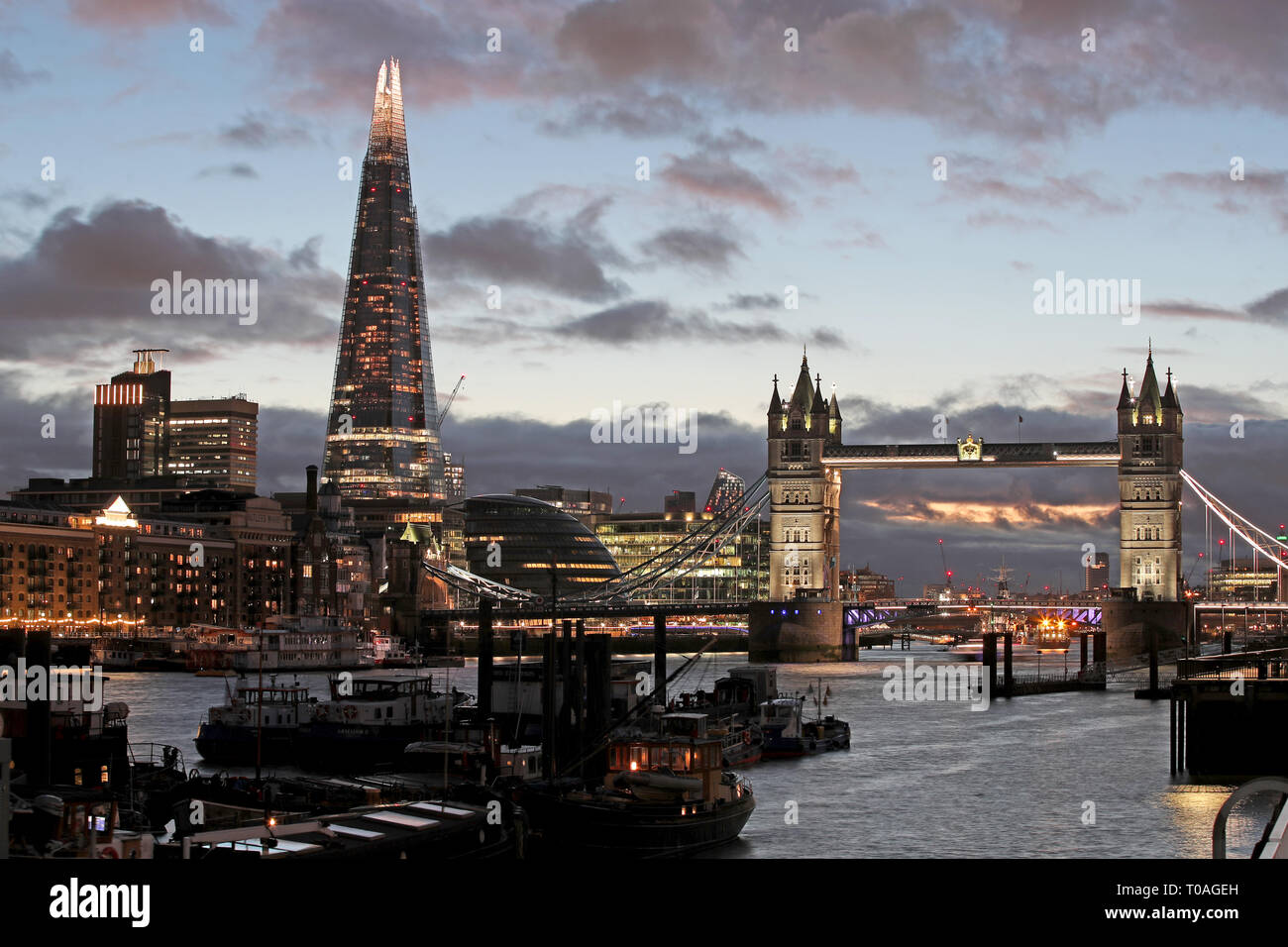 Una vista di Londra il Tower Bridge e la Shard a Londra al tramonto. Foto Stock