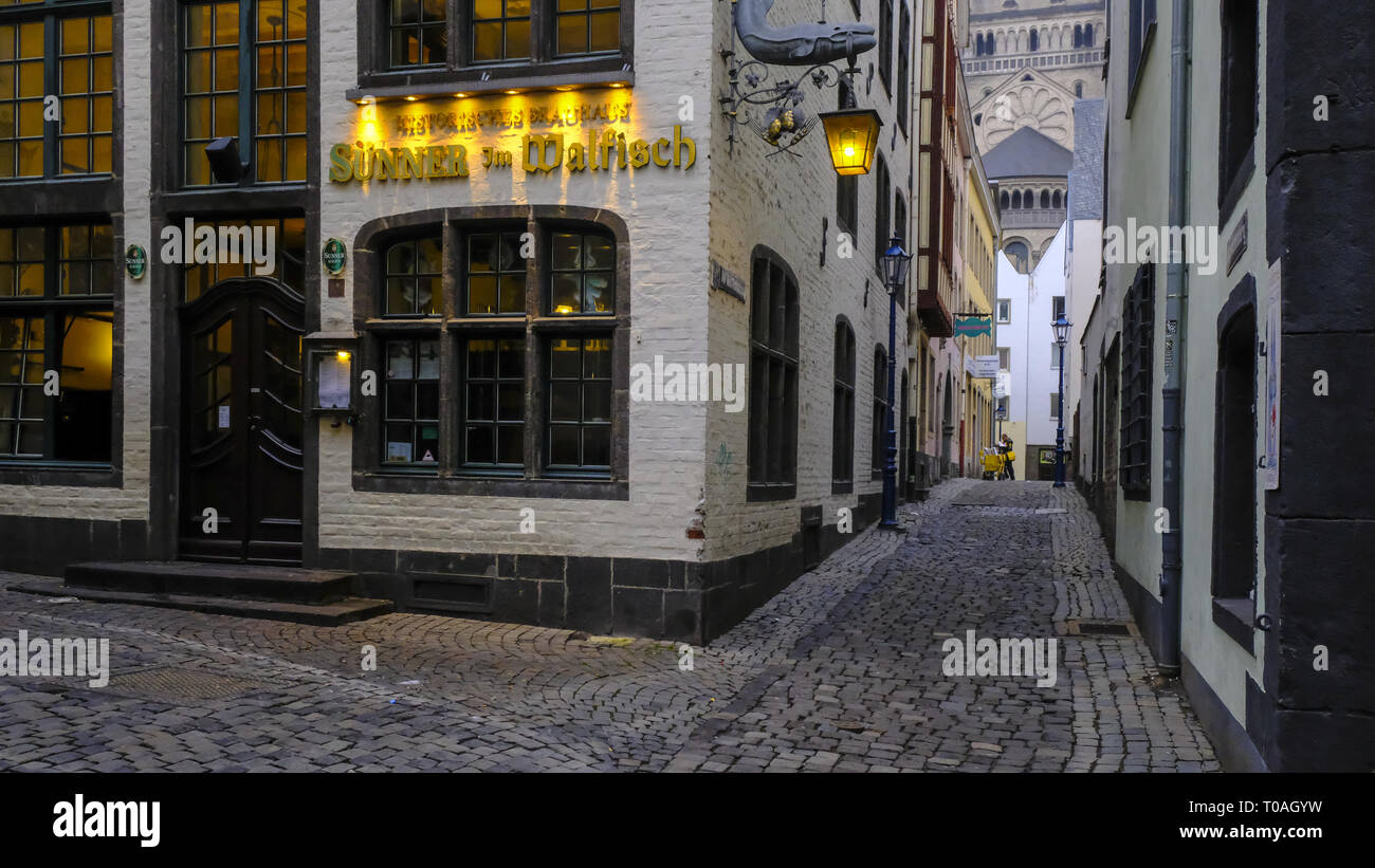 Strade e case nel centro storico della città centrale o Altstadt di Colonia, vicino Heumarkt Foto Stock