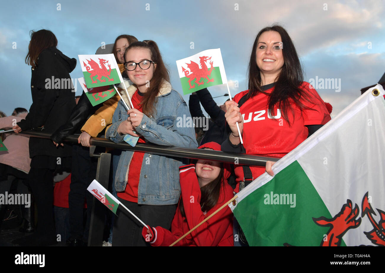 Il Galles tifosi durante il 2019 Guinness Sei Nazioni Grand Slam vincitori celebrazione benvenuti all'Senedd nella Baia di Cardiff. Foto Stock