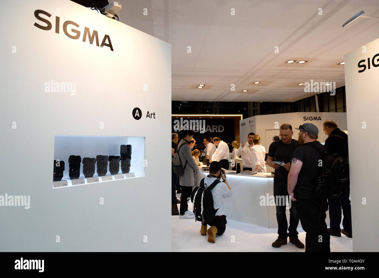 Sigma obiettivi fotografici e attrezzature - i clienti e il personale presso la Sigma stand, La fotografia mostra la NEC Birmingham REGNO UNITO Foto Stock