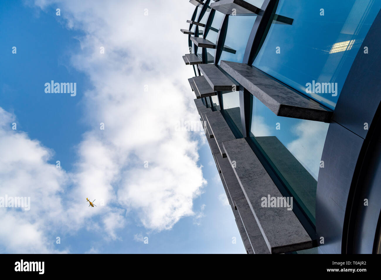 Abstract dettagli architettonici di edifici aziendali adatti come sfondo.Con calcestruzzo inserti sporgenti tra le finestre. Foto Stock
