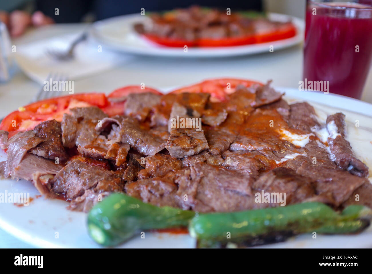 Cibo turco tradizionale: bursa iskender kebab, servita con yogurt e burro Foto Stock