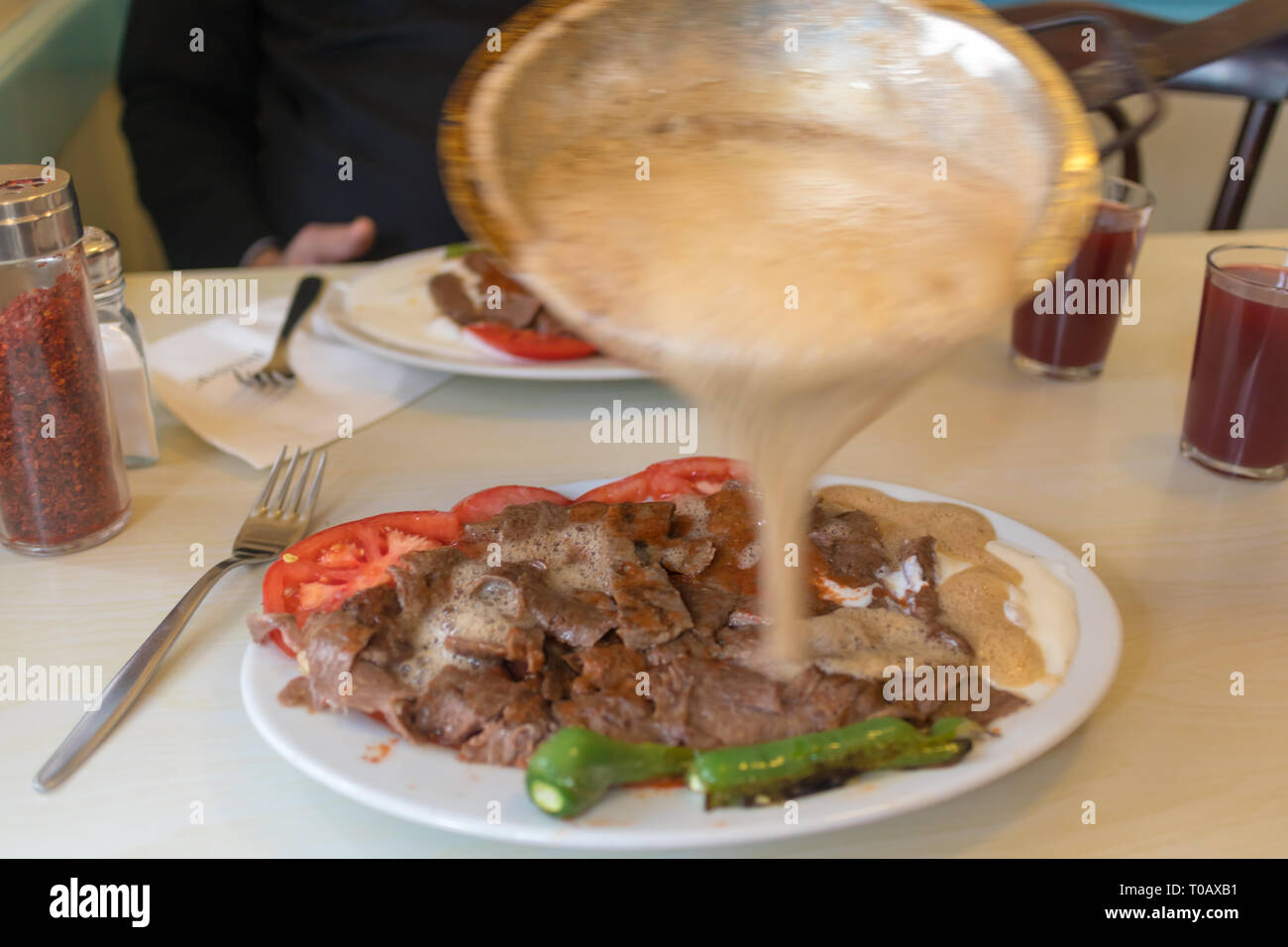 Cibo turco tradizionale: bursa iskender kebab, servita con yogurt e burro Foto Stock