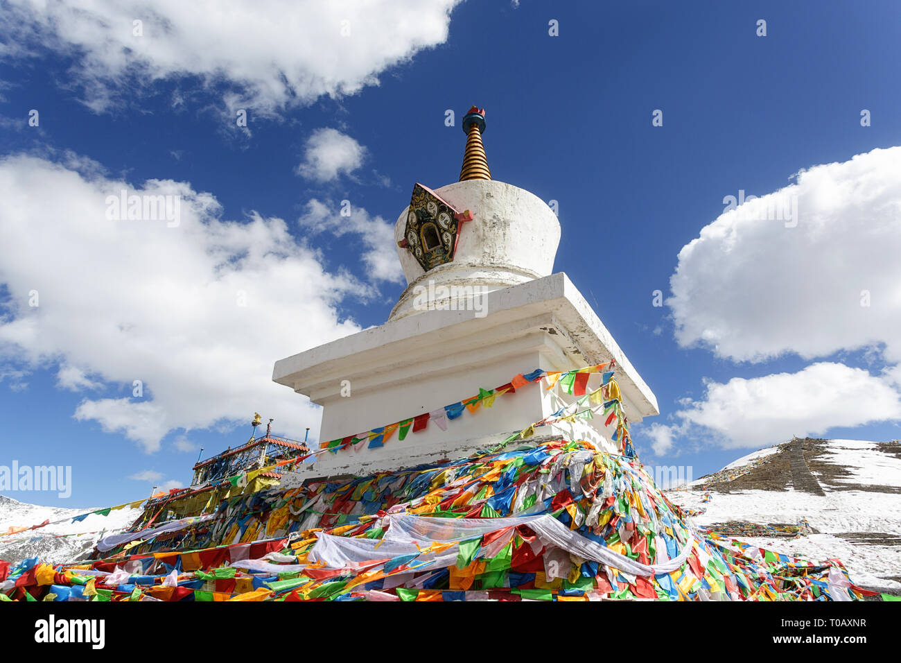 Stupa colorati e bandiere di preghiera a 4,298m Zheduo Shan Pass, Kangding, Sichuan, in Cina Foto Stock