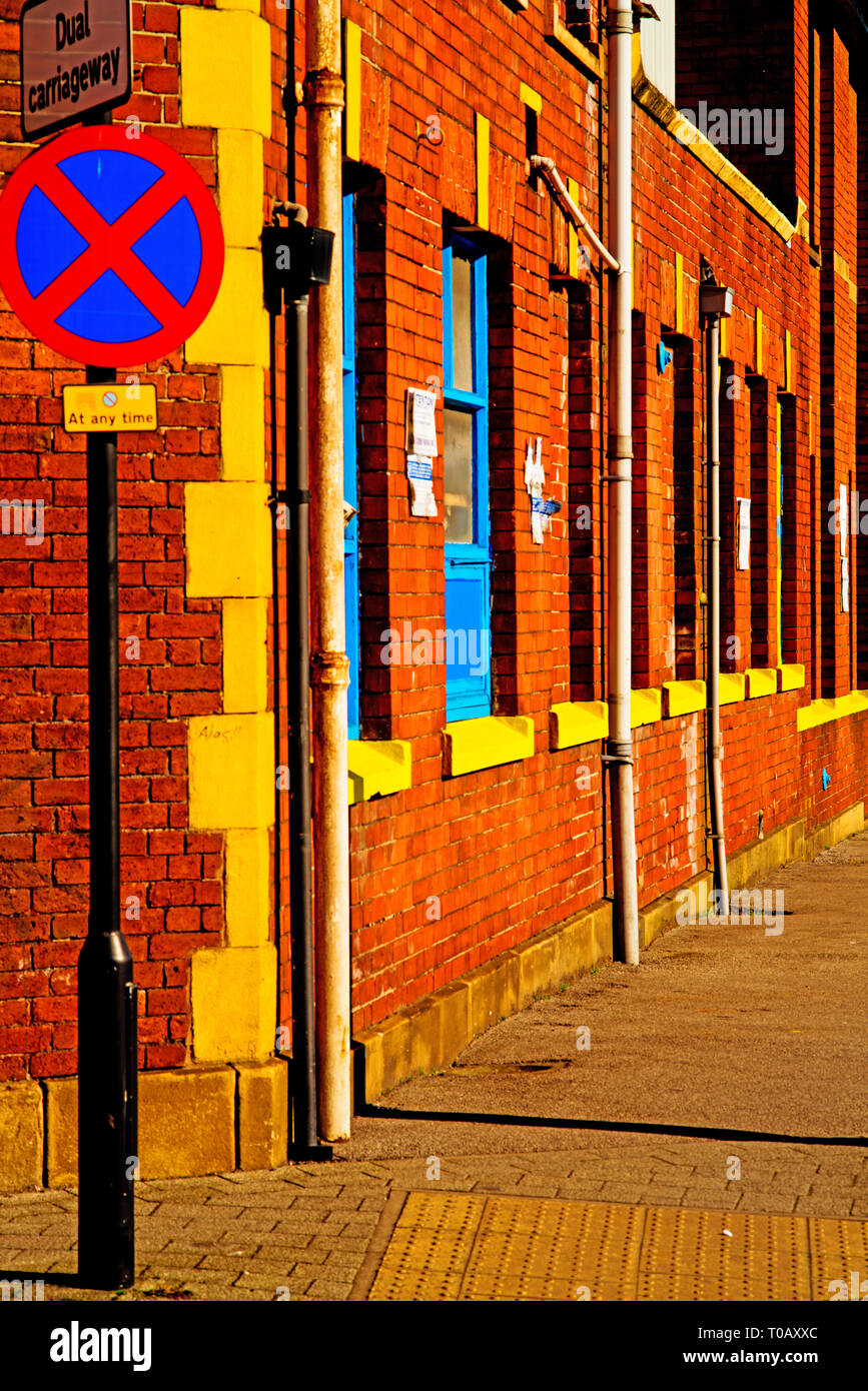 Sheffield, giallo e blu di edificio commerciale, Inghilterra Foto Stock