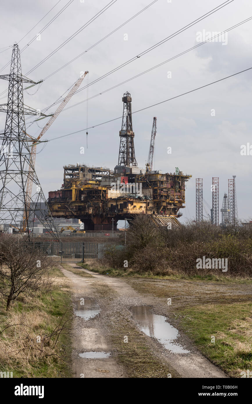 Il Delta di Brent Oil Rig essendo demolita in grado UK in Seaton Carew vicino a Hartlepool, Teesside Foto Stock