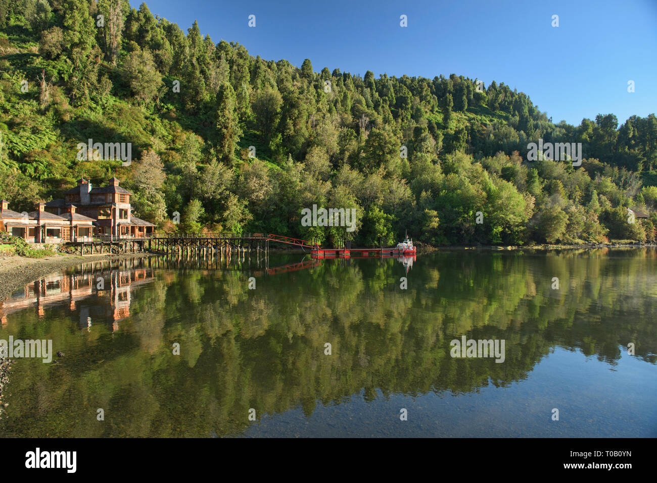 La splendida Puyuhuapi Lodge nel suono Ventisquero, Patagonia, Aysen, Cile Foto Stock