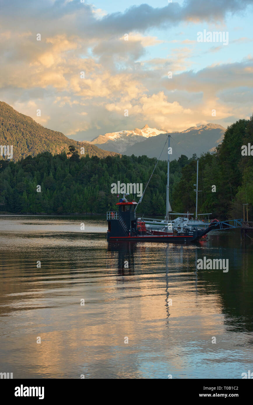 Vista del Nevado Queulat e Puyuhuapi fiordo, Patagonia, Aysen, Cile Foto Stock