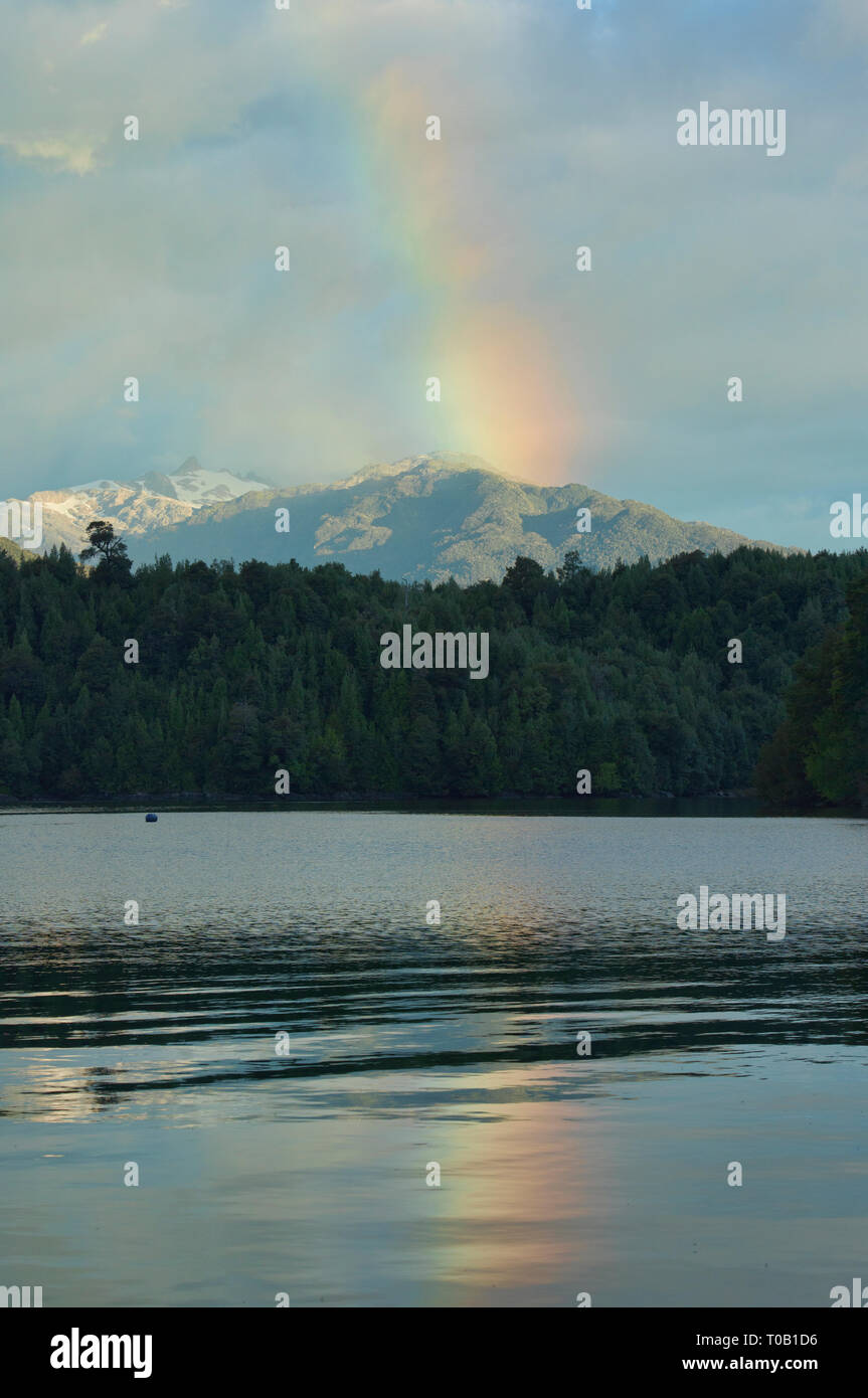 Rainbow su Queulat e Parco Nazionale di Puyuhuapi fiordo, Patagonia, Aysen, Cile Foto Stock