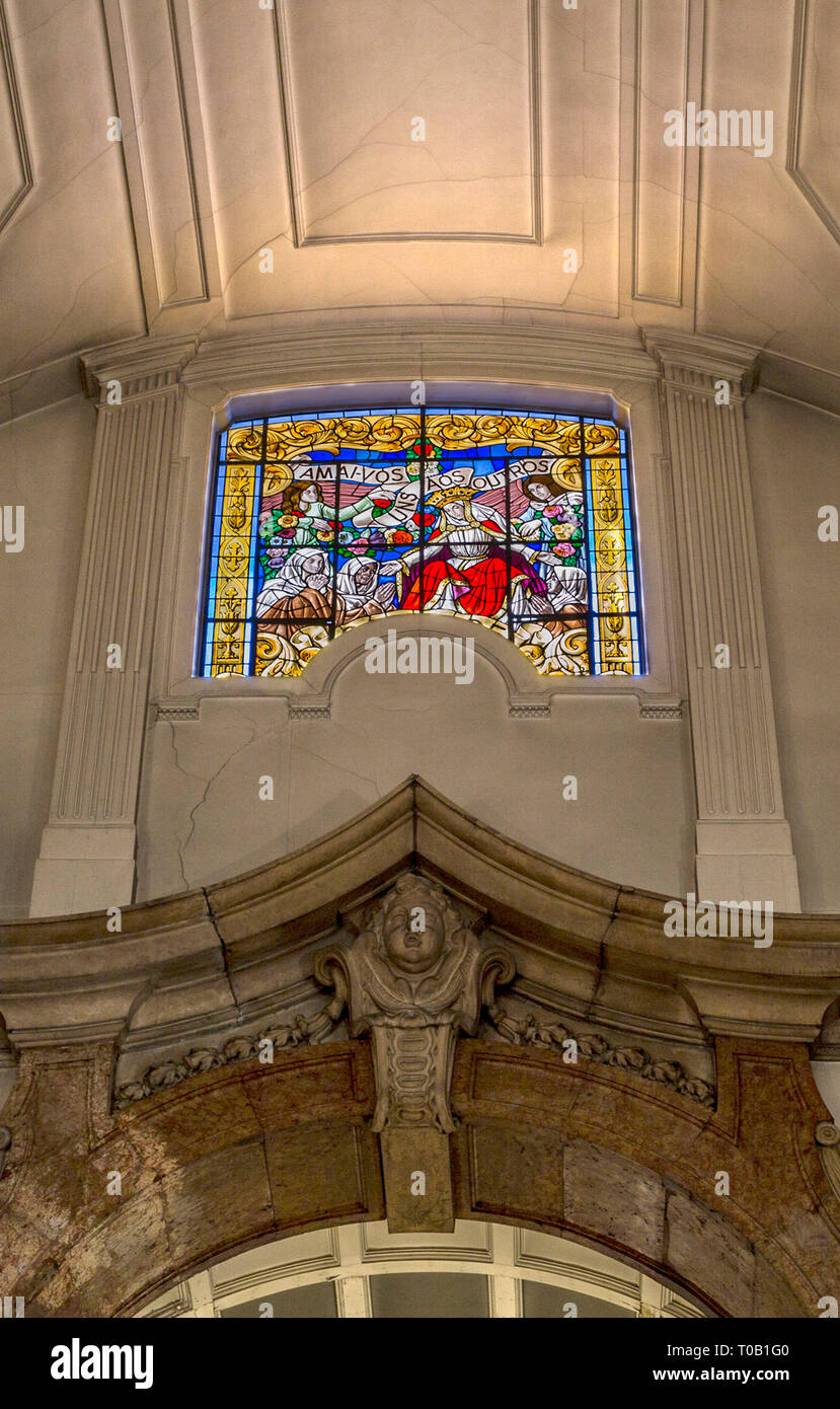 Dettaglio del portare la luce in cima os l'arco d'ingresso alla cappella principale della chiesa di Nostra Signora della Vittoria (Igreja de Nossa Senhora da Vitoria), in Lis Foto Stock