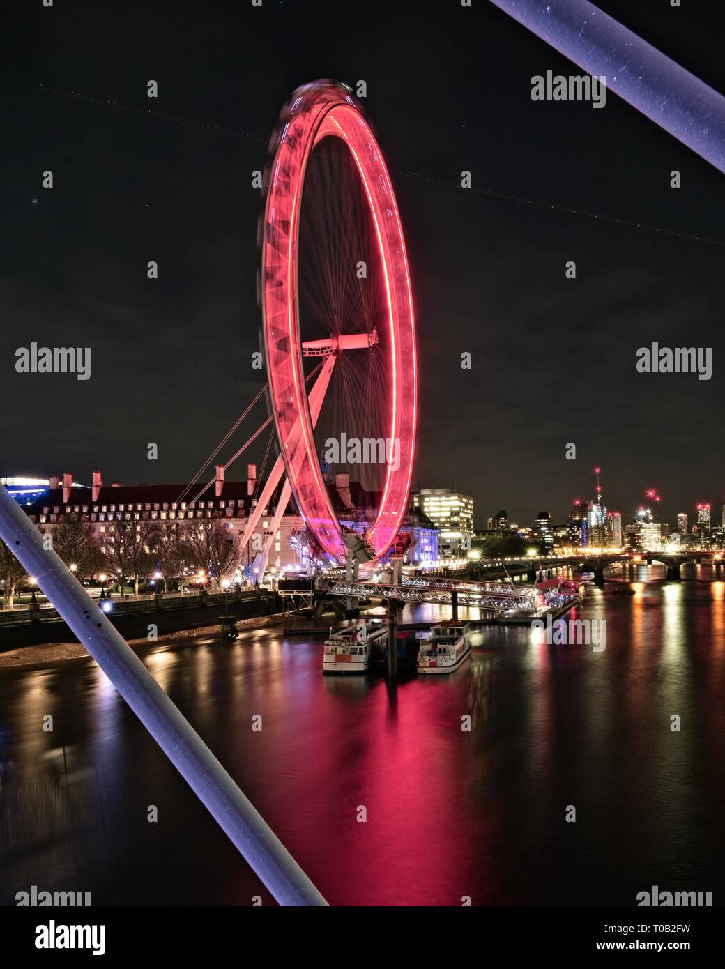 Il famoso London Eye di notte, una lunga esposizione. Foto Stock