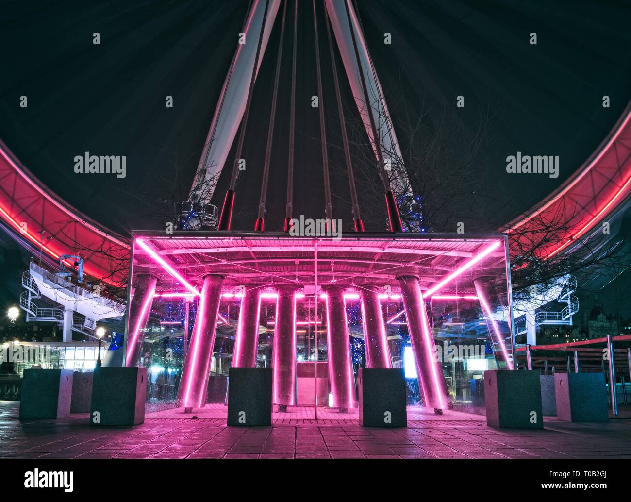 Il famoso London Eye fino in prossimità di notte, una lunga esposizione. Foto Stock