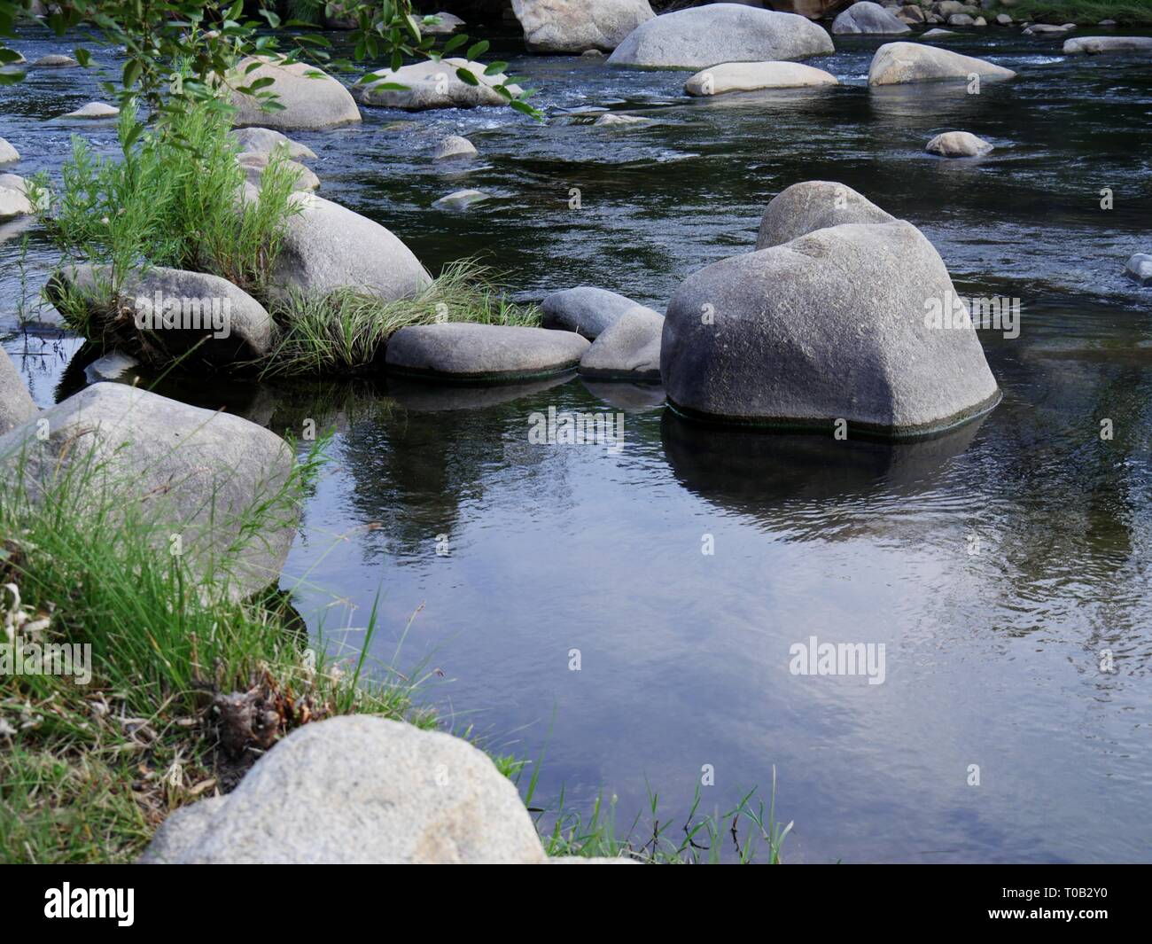 Vista sul fiume con rocce sparse in giro per l'acqua Foto Stock