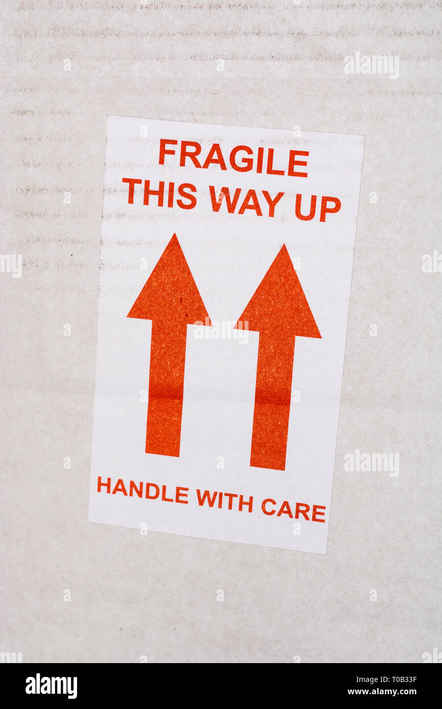 'FRAGILE' etichetta sul lato di una scatola di cartone / box. Foto Stock