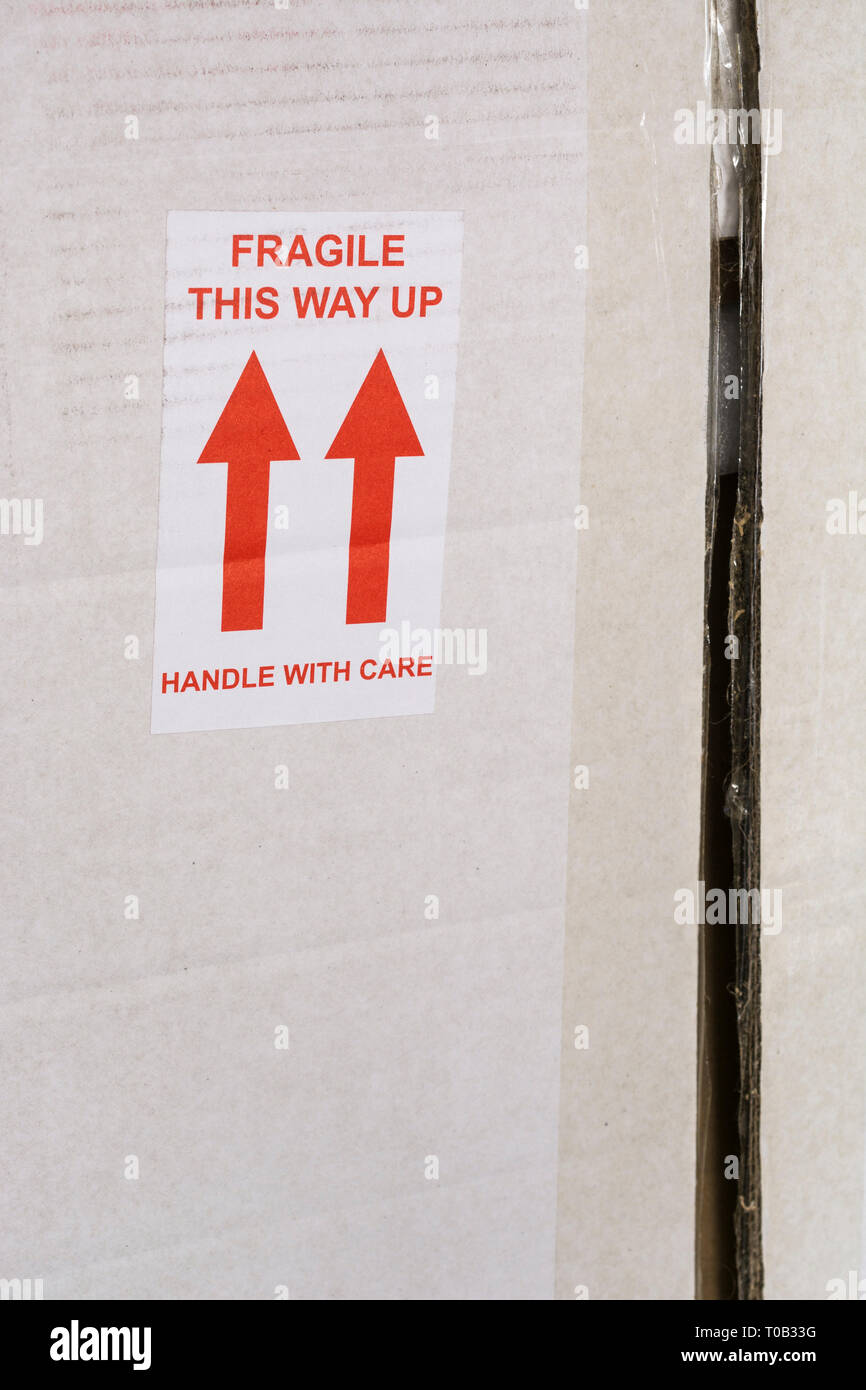 'FRAGILE' etichetta sul lato di una scatola di cartone / box. Foto Stock