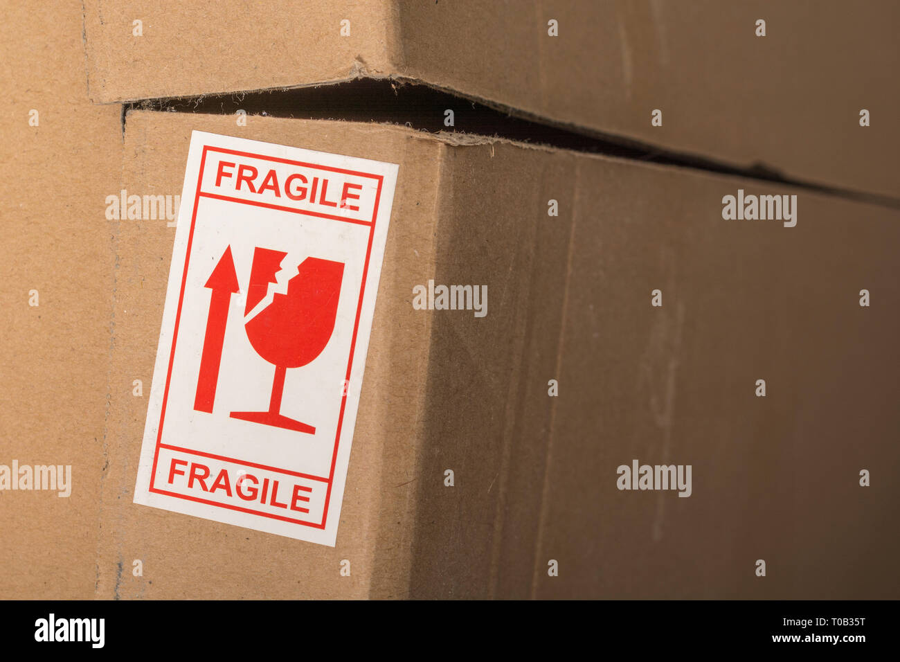 'FRAGILE' etichetta sul lato di una scatola di cartone / box. Il vetro rotto pittogramma. Foto Stock