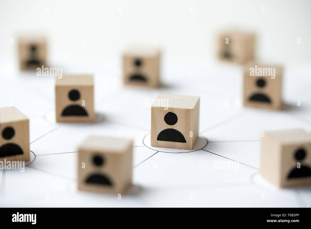 Social media un concetto di rete utilizzando le persone icona cubo di legno blocco Foto Stock