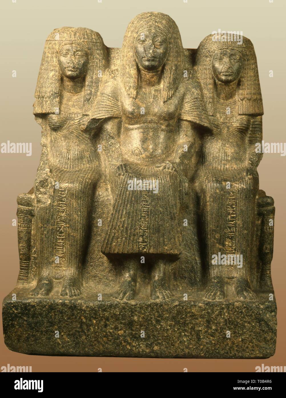 "Scultura funeraria di Amenemheb, Sindaco di Tebe, con sua moglie e madre". Tomba di Amenemheb a Dra Abu el Naga, necropoli tebana. Antico Egitto fine XIV - inizio del XIII secolo A.C. Nuovo Regno, XVIII - XIX dinastia. Dimensioni: 91 cm. Museo: Membro Hermitage di San Pietroburgo. Foto Stock "Scultura funeraria di Amenemheb, Sindaco di Tebe, con sua moglie e madre". Tomba di Amenemheb a Dra Abu el Naga, necropoli tebana. Antico Egitto fine XIV - inizio del XIII secolo A.C. Nuovo Regno, XVIII - XIX dinastia. Dimensioni: 91 cm. Museo: Membro Hermitage di San Pietroburgo. Foto Stock