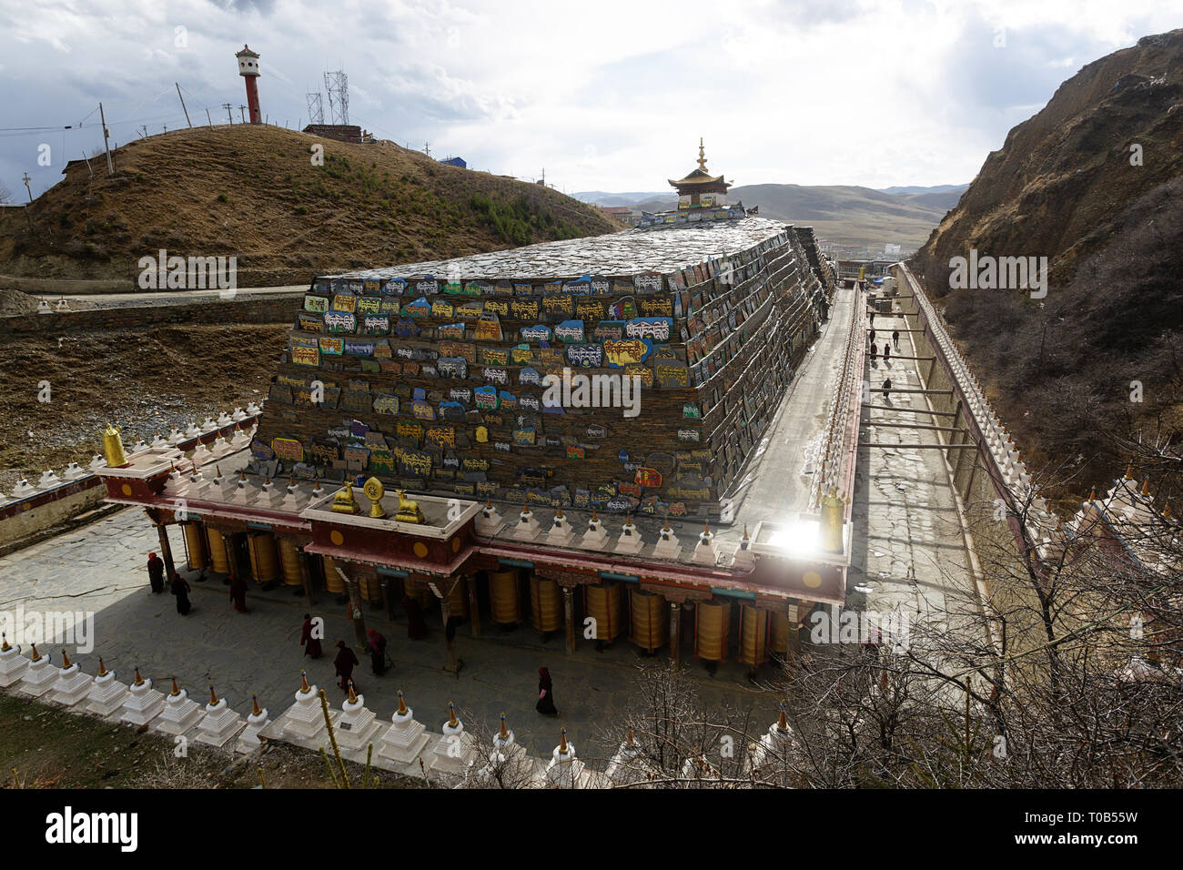 Mani lungo muro di pietra a Ser Gergyo (Ani Gompa) convento, Tagong, Sichuan, in Cina Foto Stock