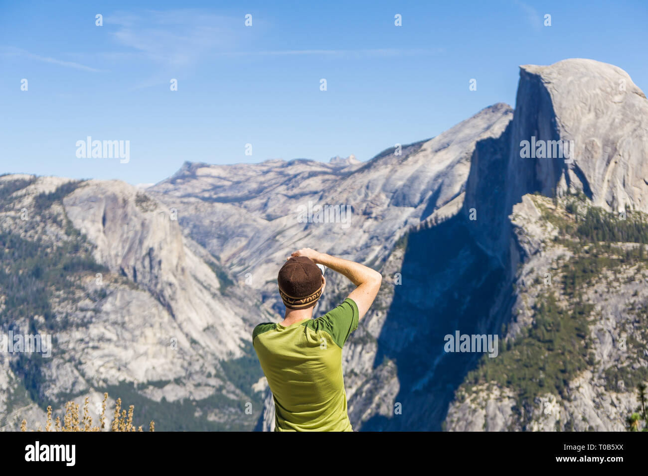 Un maschio turistica prendendo le foto di Half Dome in Yosemite National Park, California Foto Stock