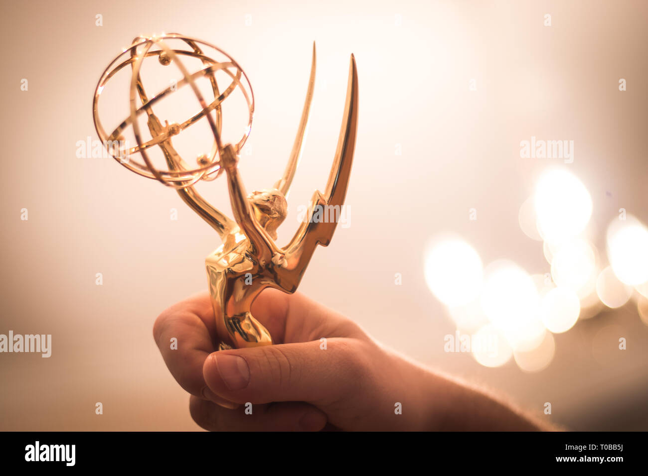 Primo piano della mano che tiene l'Emmy Award statua. Foto Stock