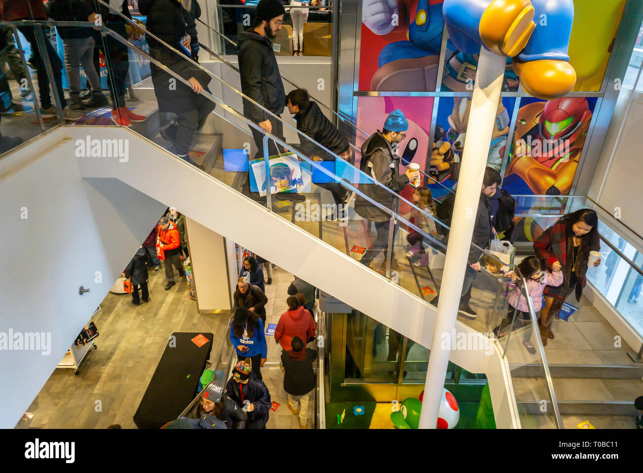 Gli amanti del gioco approfittare di tariffe i prodotti Nintendo nel mondo Nintendo store nel Rockefeller Center di New York per l'auto-proclamato 'Mario giorno" (MAR10), domenica 10 marzo, 2019. (© Richard B. Levine) Foto Stock