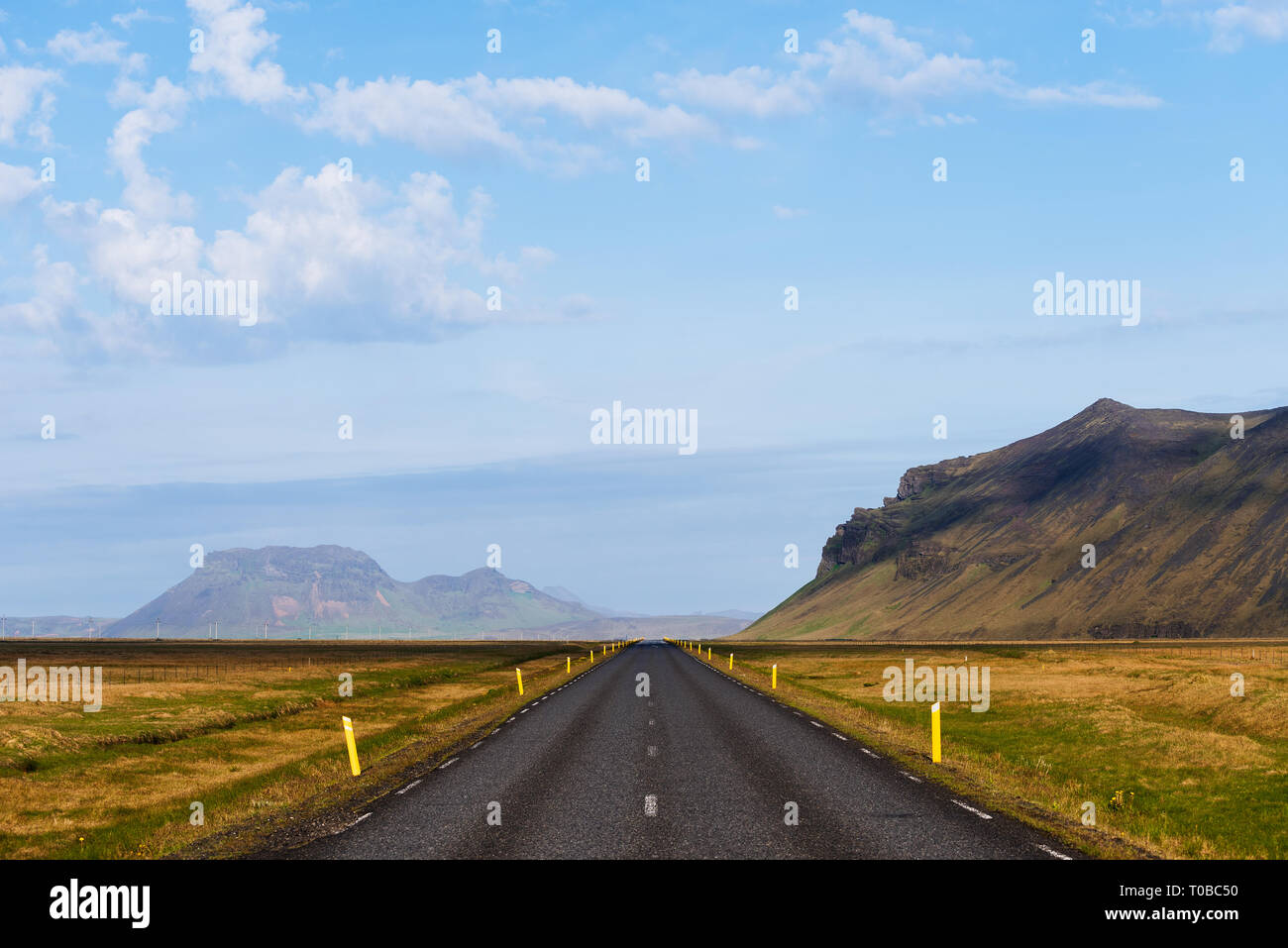 Strada numero 1 in Islanda. Tempo soleggiato giorno d'estate. Vista sulle montagne Foto Stock