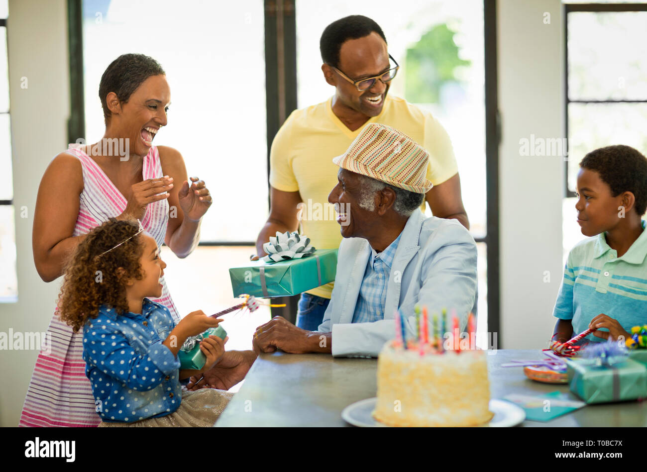 Senior uomo festeggia il suo compleanno con la sua famiglia. Foto Stock