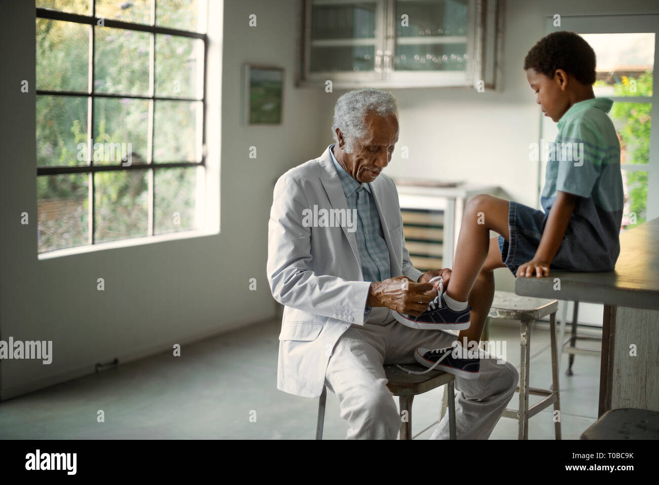 Legatura a nonno nipote lacci delle scarpe Foto Stock