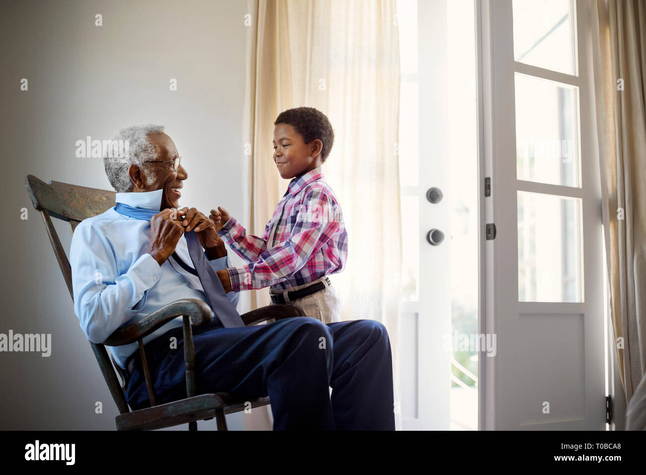 Nonno cravatta di legatura Foto Stock