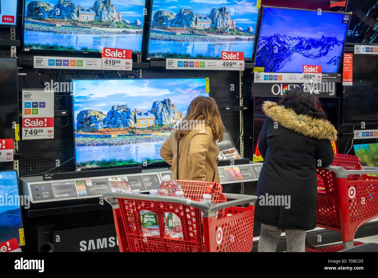Shoppers sfoglia il televisore a schermo piatto display in un negozio di destinazione nel Queens a New York Sabato, 9 marzo 2019. (Â© Richard B. Levine) Foto Stock