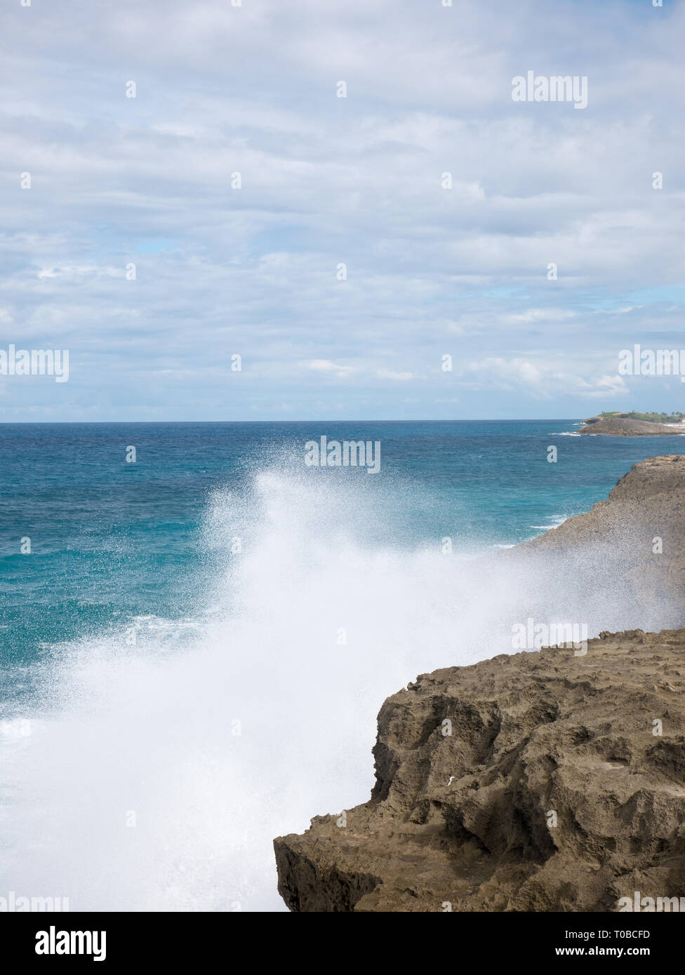 Onde enormi si scontrano contro una barriera corallina vicino Jobos Spiaggia di Puerto Rico, Stati Uniti d'America. Foto Stock