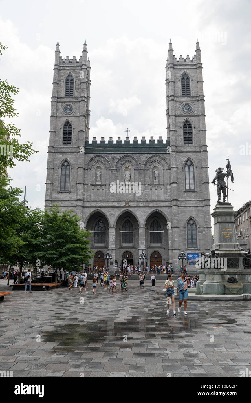 Montreal, Quebec, Canada. Guardando attraverso Place D'Armes a dalla Basilica di Notre Dame nella vecchia Montreal, Maisonneuve Monumento a destra. Foto Stock