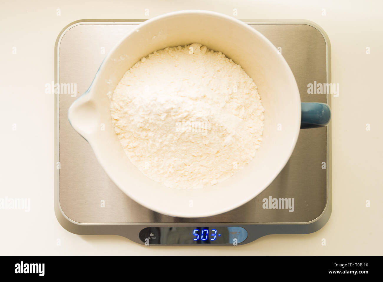 Passo dopo passo la ricetta per preparare un gustoso challah, 500 grammi ,  18 oz o 4 tazza di farina, su un grande vaso porcelan, vista dall'alto su  un backgr giallo Foto stock - Alamy