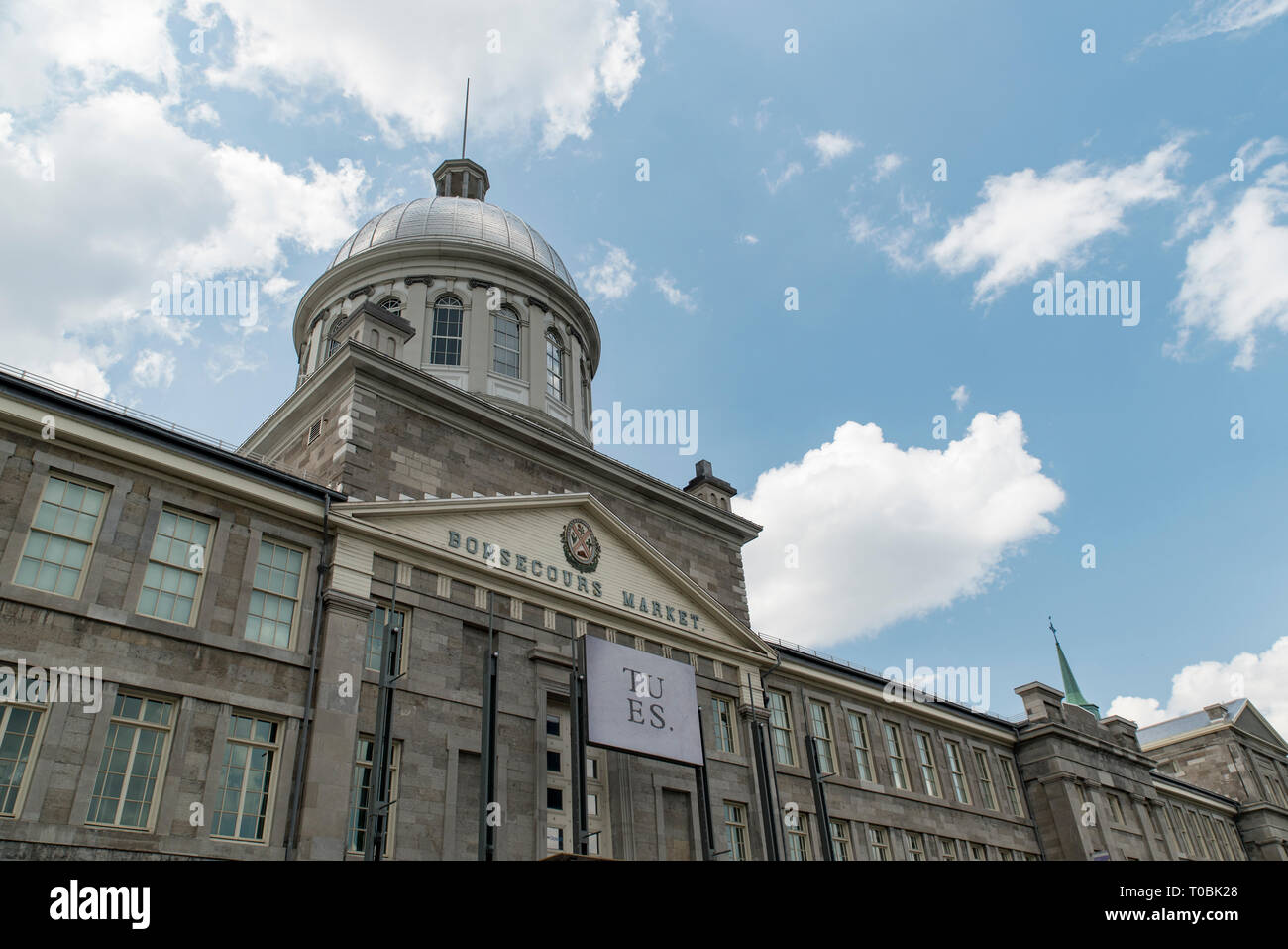 Montreal, Quebec, Canada. Mercato di Bonsecours come visto dalla Rue de la commune est nella vecchia Montreal, vista obliqua. Foto Stock