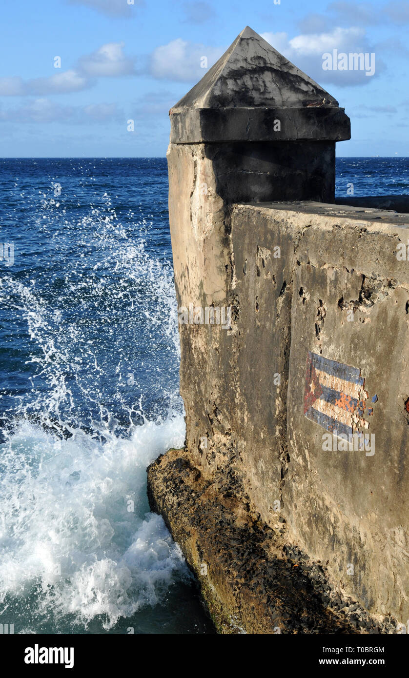 Onde infrangersi contro il Malecón a l'Avana, Cuba, un seawall e esplanade stretching otto chilometri (cinque miglia lungo la costa. Foto Stock