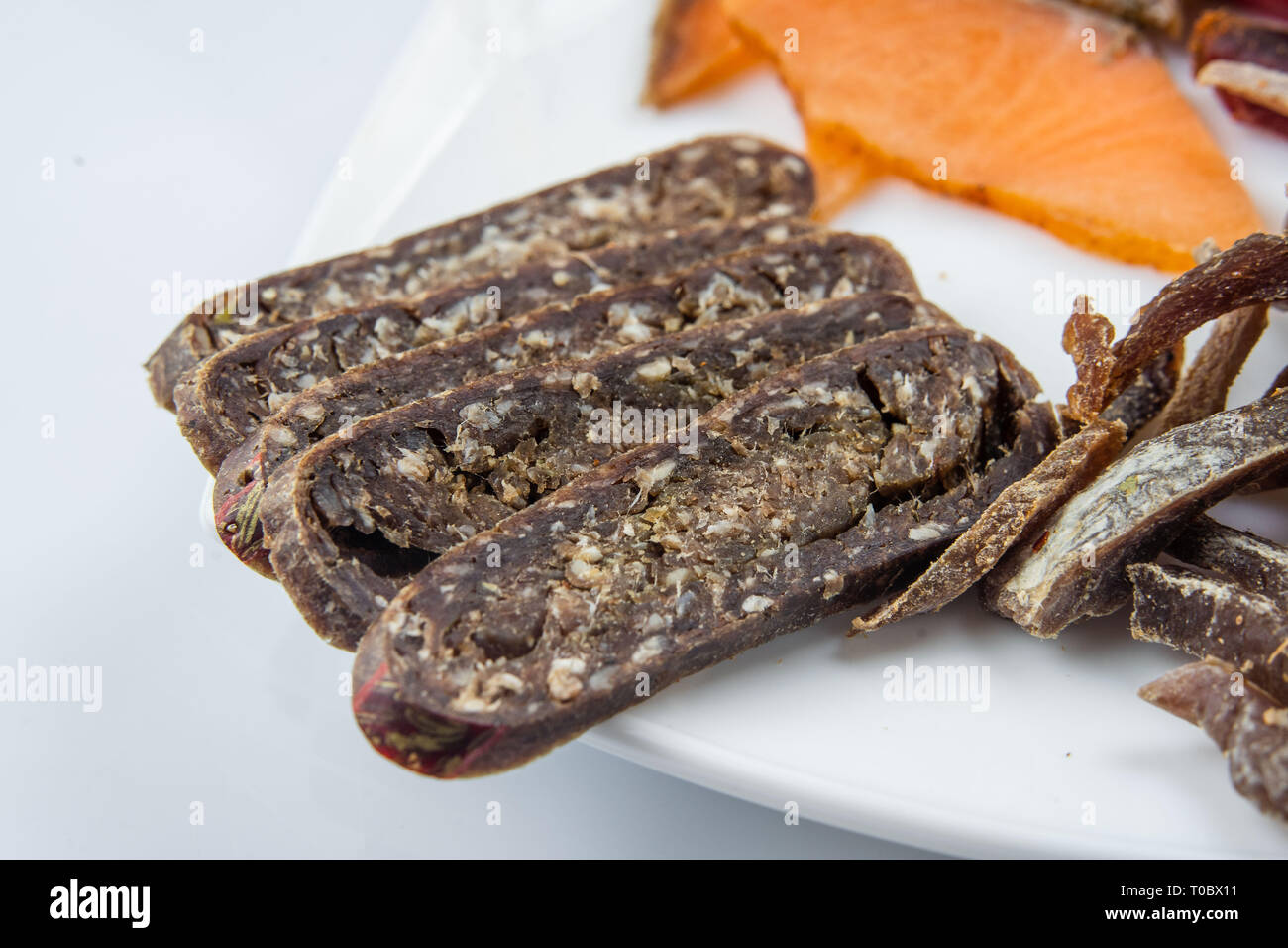 Carne affumicata alla birra. cervo, la salsiccia di carne salata, pesce rosso. La birra kit piatto a base di carne Foto Stock