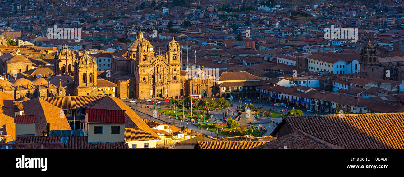 Fotografia panoramica della antica capitale Inca Cusco al tramonto con la sua Plaza de Armas, la cattedrale e La Compania de Jesus Chiesa Gesuita, Perù. Foto Stock