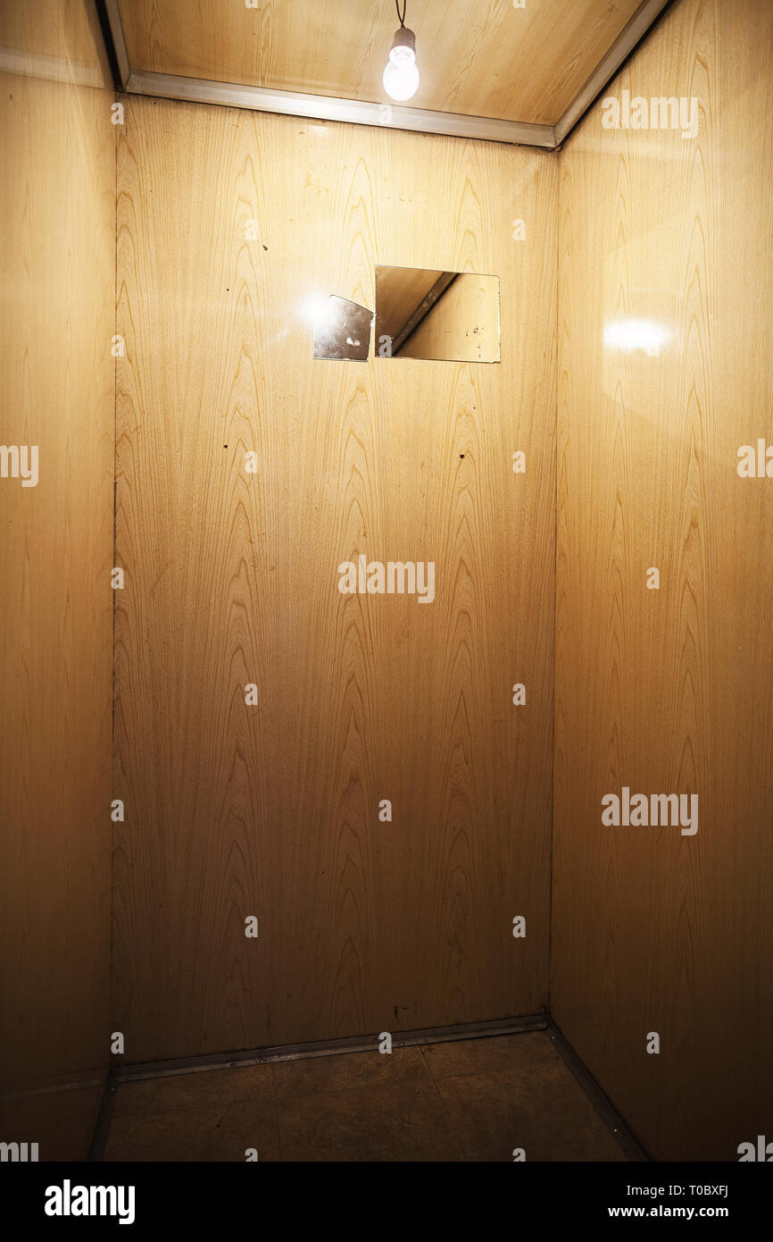 Pareti in legno di un vecchio e piccolo ascensore, particolari degli interni. Foto Stock