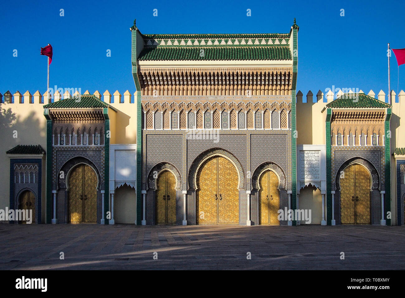 Palazzo Reale da Place des Alaouites con porte in ottone in Fes, Marocco Foto Stock