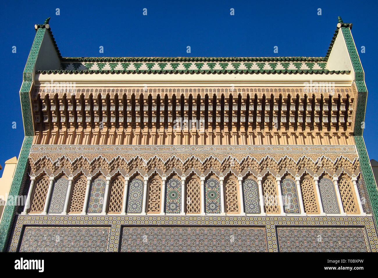 Palazzo Reale da Place des Alaouites con porte in ottone in Fes, Marocco Foto Stock