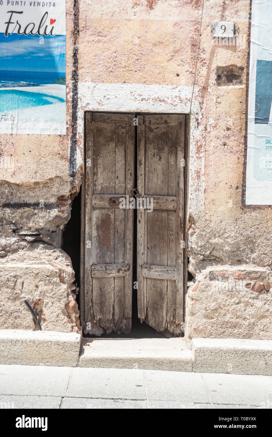 Porte in legno di vecchie case in pietra, legno, nel villaggio di Oliena, Provincia di Nuoro, isola di Sardegna, Italia Foto Stock