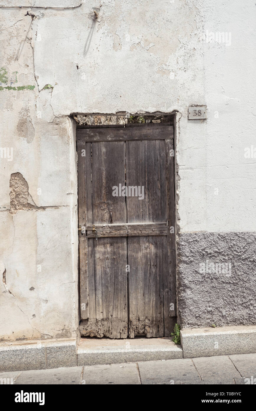 Porte in legno di vecchie case in pietra, legno, nel villaggio di Oliena,  Provincia di Nuoro, isola di Sardegna, Italia Foto stock - Alamy