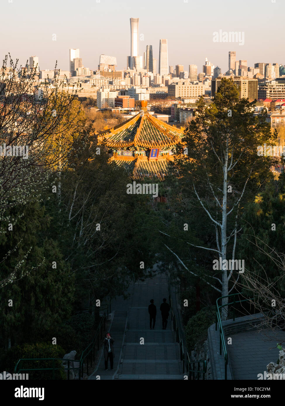 Pechino presso Parco Jingshan con tradizionale padiglione cinese in primo piano e moderno skyline di Pechino in background Foto Stock